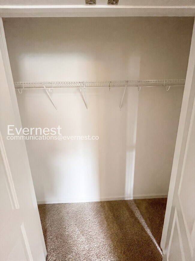 Building Photo - Charming Modern Home / 5 beds 3.5 baths / Garage attached / Fenced-Yard / Available now!