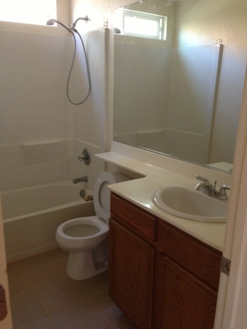 Building Photo - Los Banos, Large 2 story 5 bedroom 3 full ...