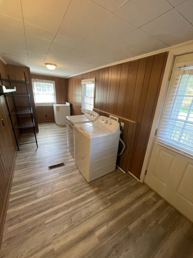 Building Photo - 2 bd 1 ba