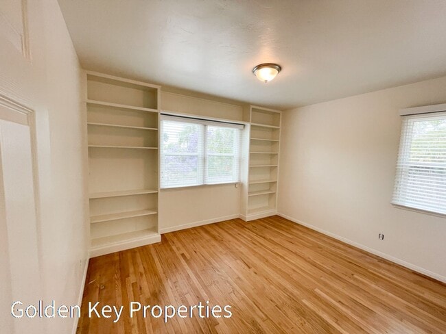 Building Photo - Charming single level home in South Oceans...
