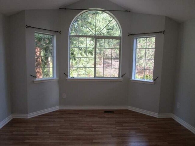 Building Photo - 4 Bedroom, 2.5 Bathroom Artondale area home