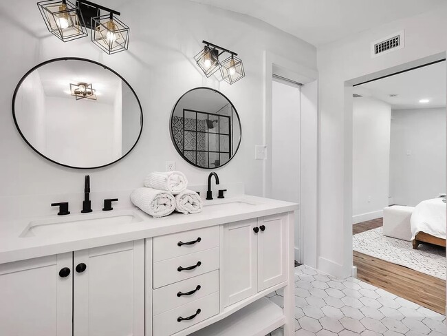 Main Bathroom - 2912 Gerald Dr