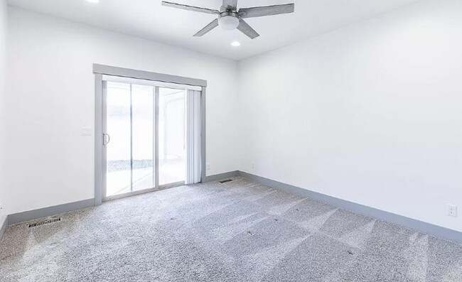 Building Photo - Perfect location 3 bed 2.5 bath Townhouse.