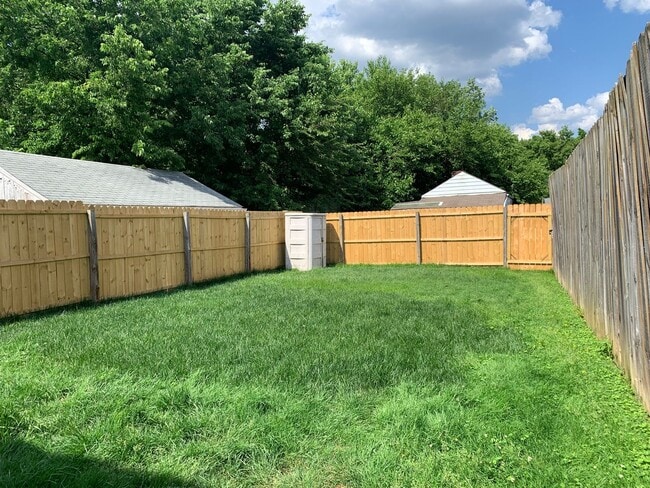 Building Photo - Beautiful 2 Bedroom 1 Bath, Newly Updated!