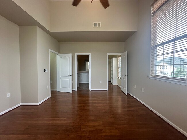 Building Photo - Beautiful townhouse style condo in Ridgely Manor - App Pending!