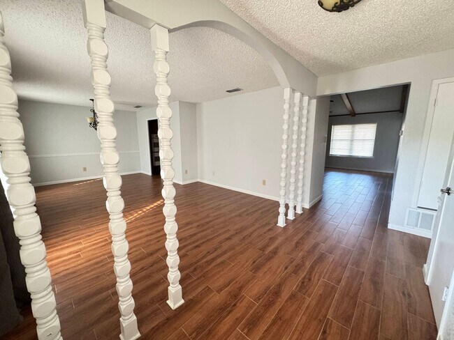 Building Photo - 807 Bass Cir