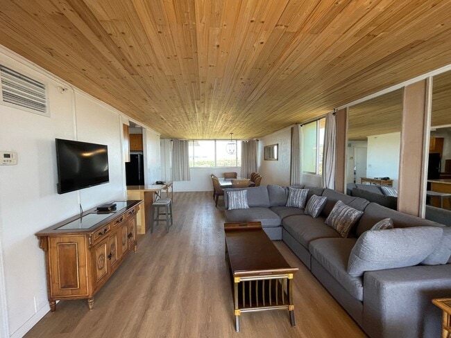 Building Photo - Royal Kahana Top Floor 2 bed/2bath