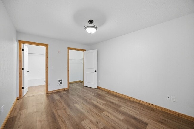 Building Photo - 2 Bed 2 Bath Condo - Near Shopping!