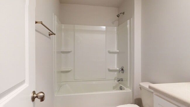 Building Photo - 4 bedroom Home in WATERSIDE!
