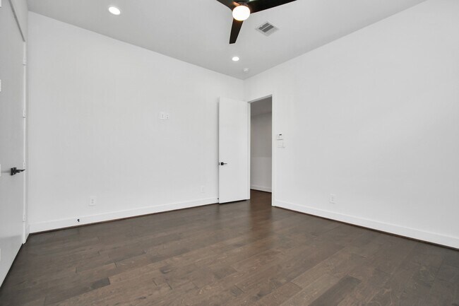 Building Photo - 853 Mansfield St