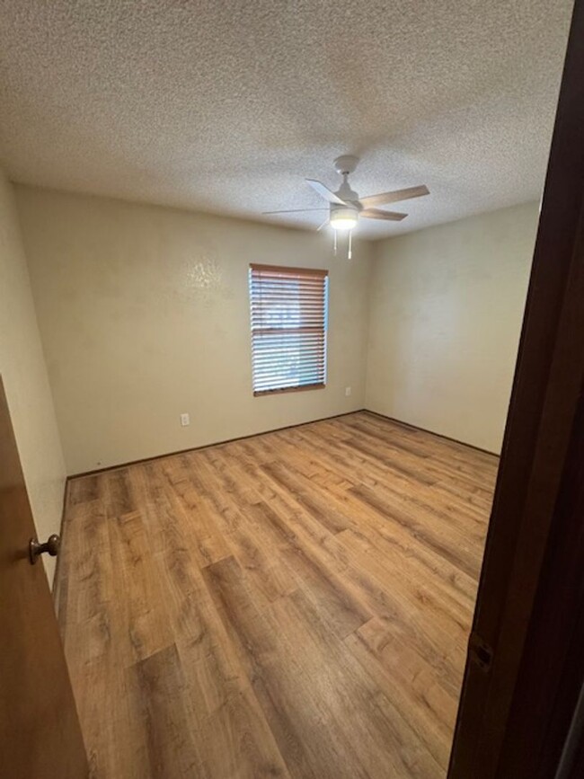 Building Photo - Northwest- 3 bedroom/ 2 bathroom with pool!