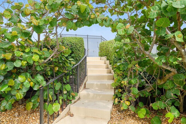 Building Photo - 5420 N Ocean Dr