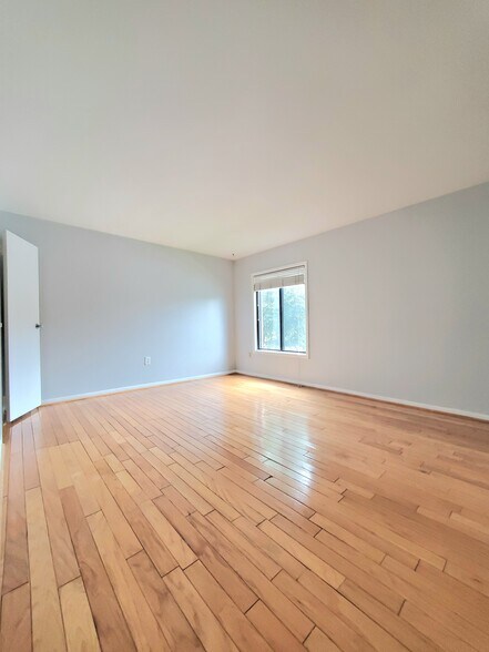 Building Photo - 6936 Hanover Pky