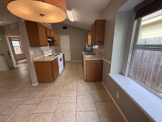 Building Photo - Well Maintained One-Story in Westchase | No Carpet + New Pergola + Prime Location