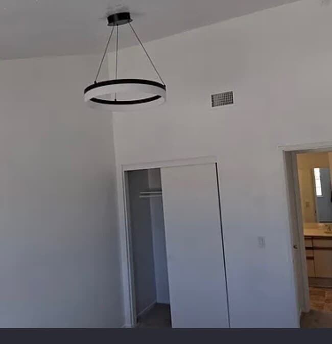 Building Photo - 366 E 15th St