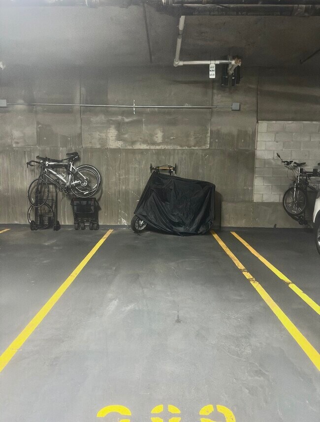 Building Photo - 1901 S Calumet Ave