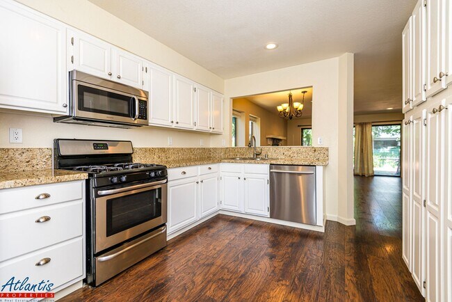 Building Photo - Lovely Townhouse | Resort-Style Community