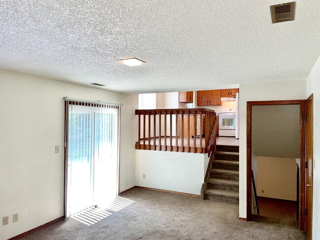 Building Photo - 3 Bedroom Home Right Off the Powers Corrid...