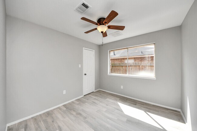 Building Photo - 19734 Oakland Valley Dr