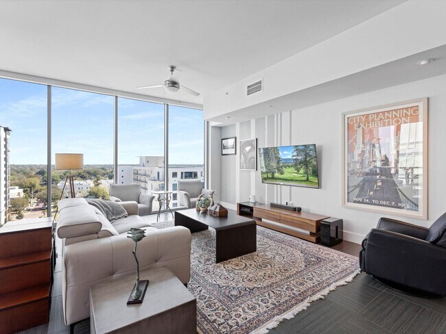 Building Photo - Large Corner Unit at STAR TOWER!