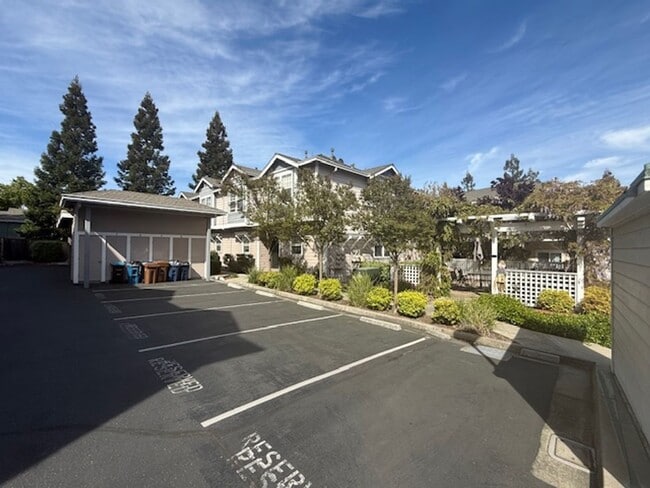Building Photo - BACK ON MARKET: 2-Bedroom Martinez Townhom...