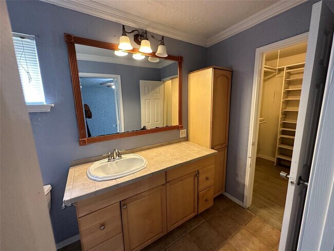 Building Photo - 16610 La Avenida Dr