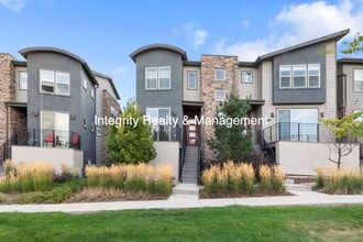 Building Photo - 3 Bed/2.5 Bath Townhome, 1999 sq ft, 2160 Meadows Blvd Unit A