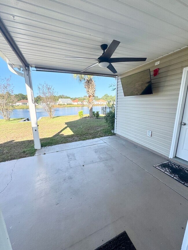 Building Photo - SPACIOUS WATERFRONT 3 bed/3.5 bath with lo...