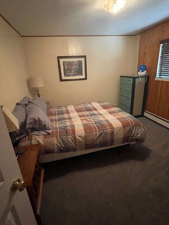 Building Photo - Quiet 4Bd 2Ba home avail. for a 3-5 month Seasonal Lease! Avail. Call and inquire today!