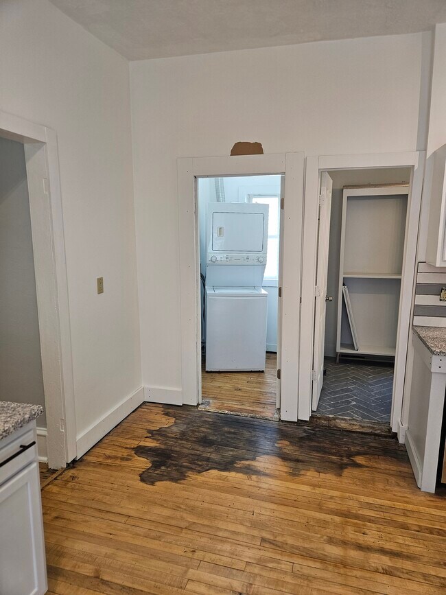 Building Photo - 1331 6th St NE