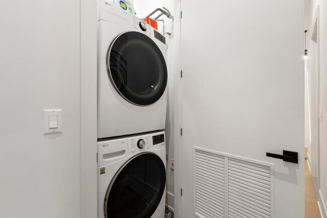 Building Photo - 318 W Grand Ave