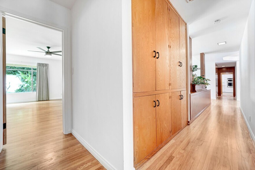 Building Photo - 555 Amalfi Dr