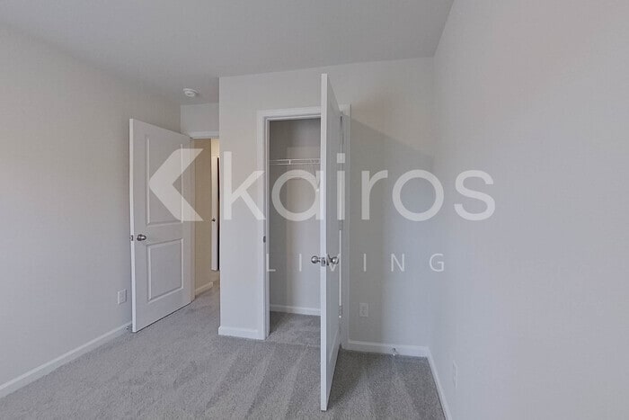 Building Photo - 2241 Banyon Cir