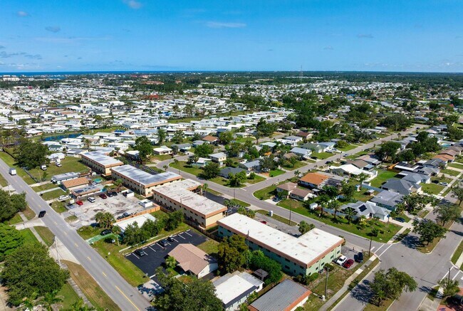 Building Photo - GORGEOUS FULLY RENOVATED 2ND FLOOR 2 BEDRO...