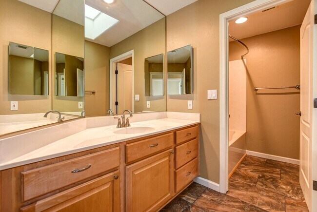 Building Photo - Beautiful 3 Bed, 2 Bath Condo on the Hassaympa Golf Course!