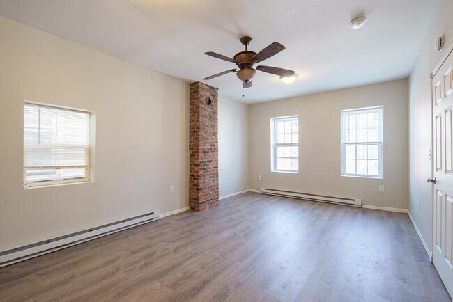 Building Photo - 547 1st St