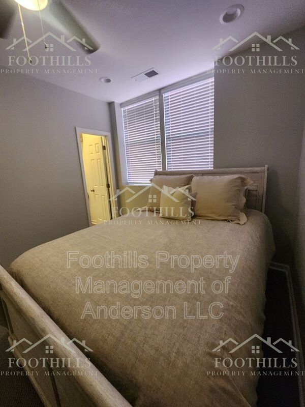 Building Photo - 214 N Main St