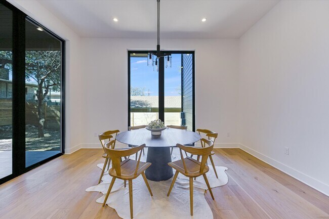 Building Photo - 2401 Trailside Dr