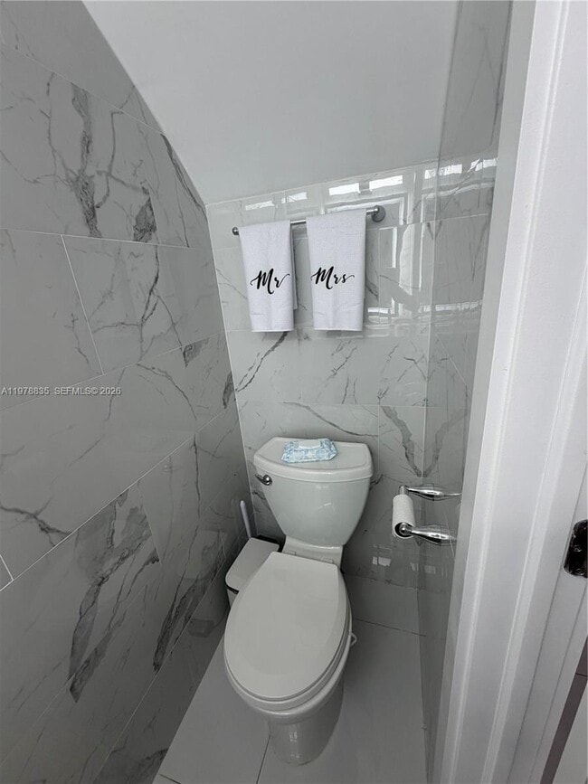 Building Photo - 844 W 41st St