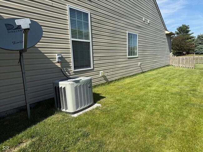 Building Photo - 1055 Woodfield Ct