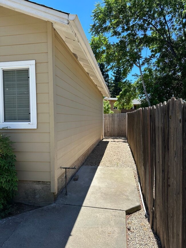 Building Photo - Charming 2 bed 1 bath home with modern amenities in prime downtown location!