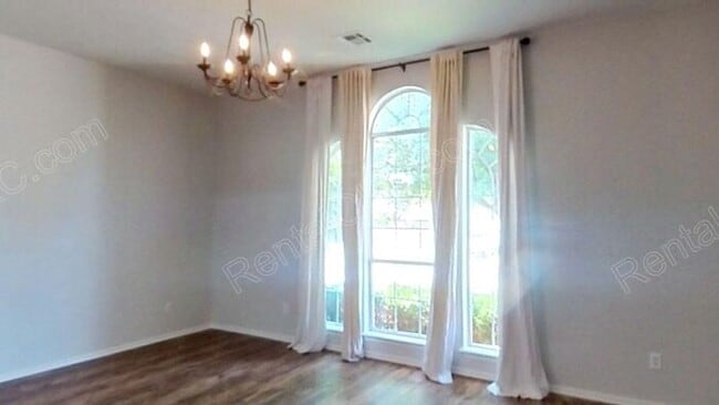 Building Photo - 4 Bed 2 Bath near Buck Thomas Park.