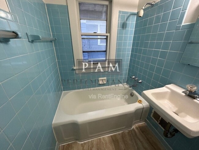 Building Photo - 1528 N Hawley Rd