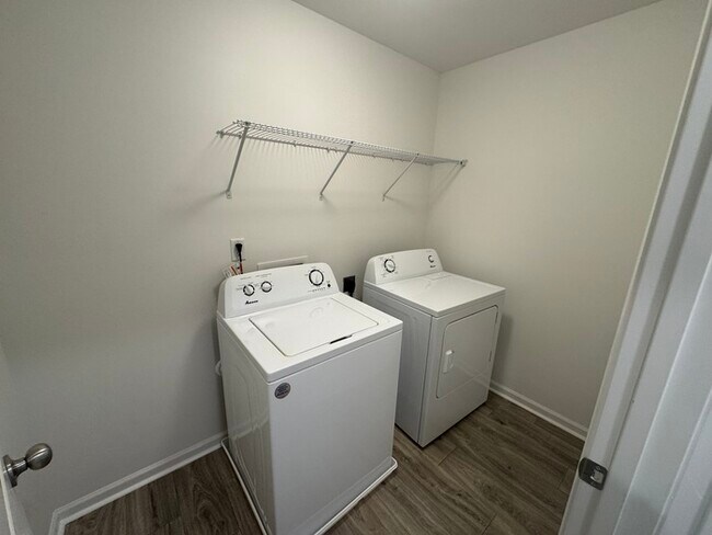 Building Photo - 115 Luna Ln