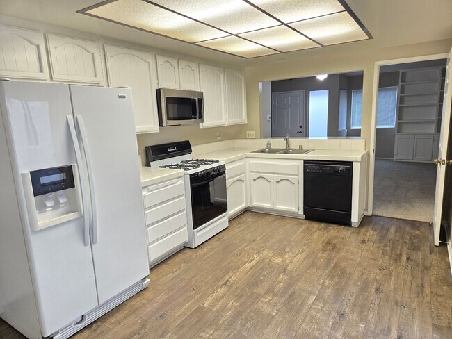 Building Photo - Santa Ana - Spacious 2 Bedroom, 2 Bath Hou...