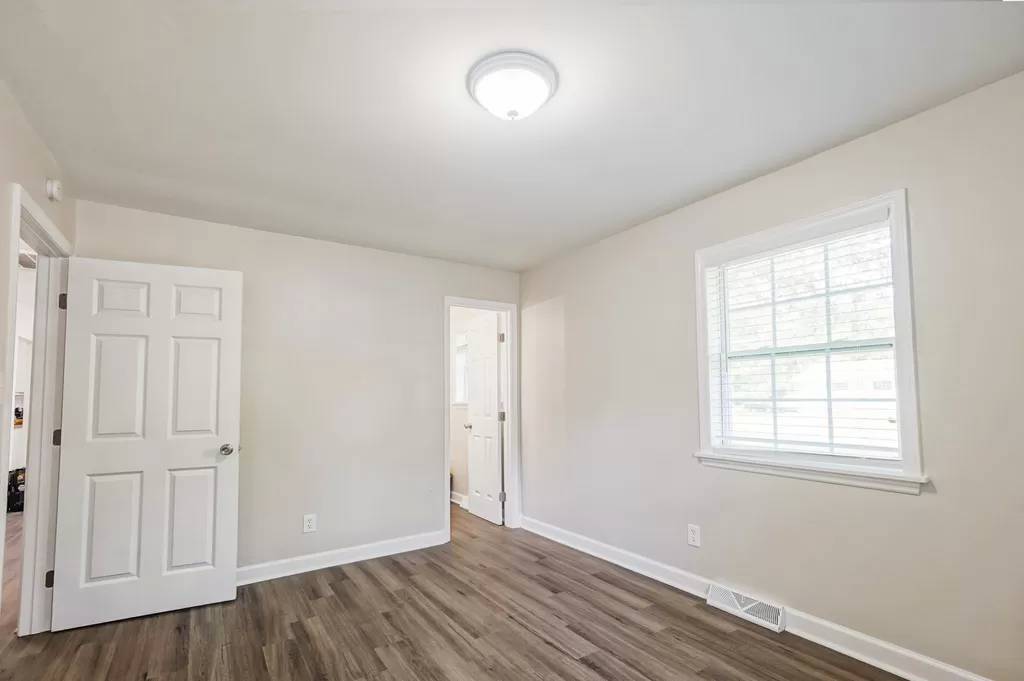 Building Photo - 2106 Longleaf Dr