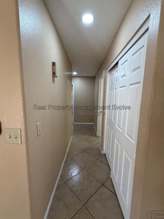 Building Photo - 7568 W Kerry Ln