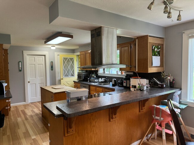 Building Photo - 4 Bedroom just minutes to Dartmouth