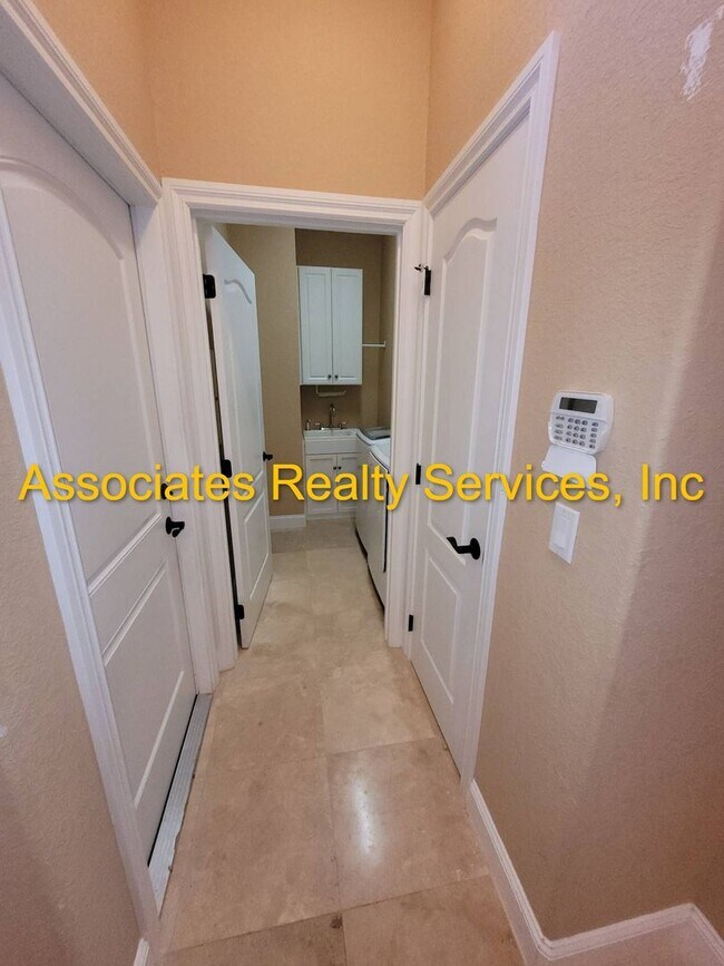 Building Photo - Modern 3BR/2BA Home with Open Concept Livi...