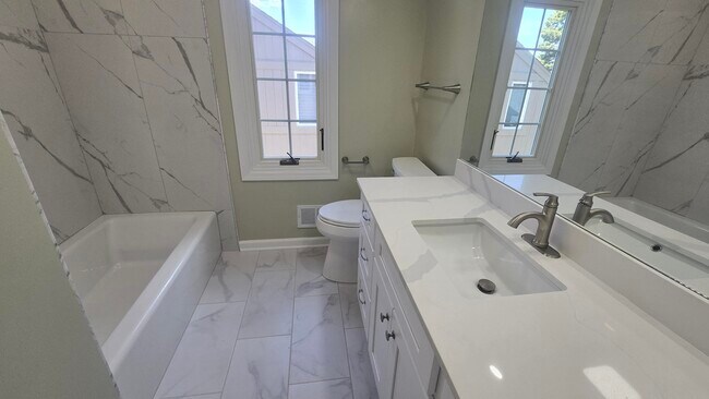 Building Photo - 2112 Quincy Ct
